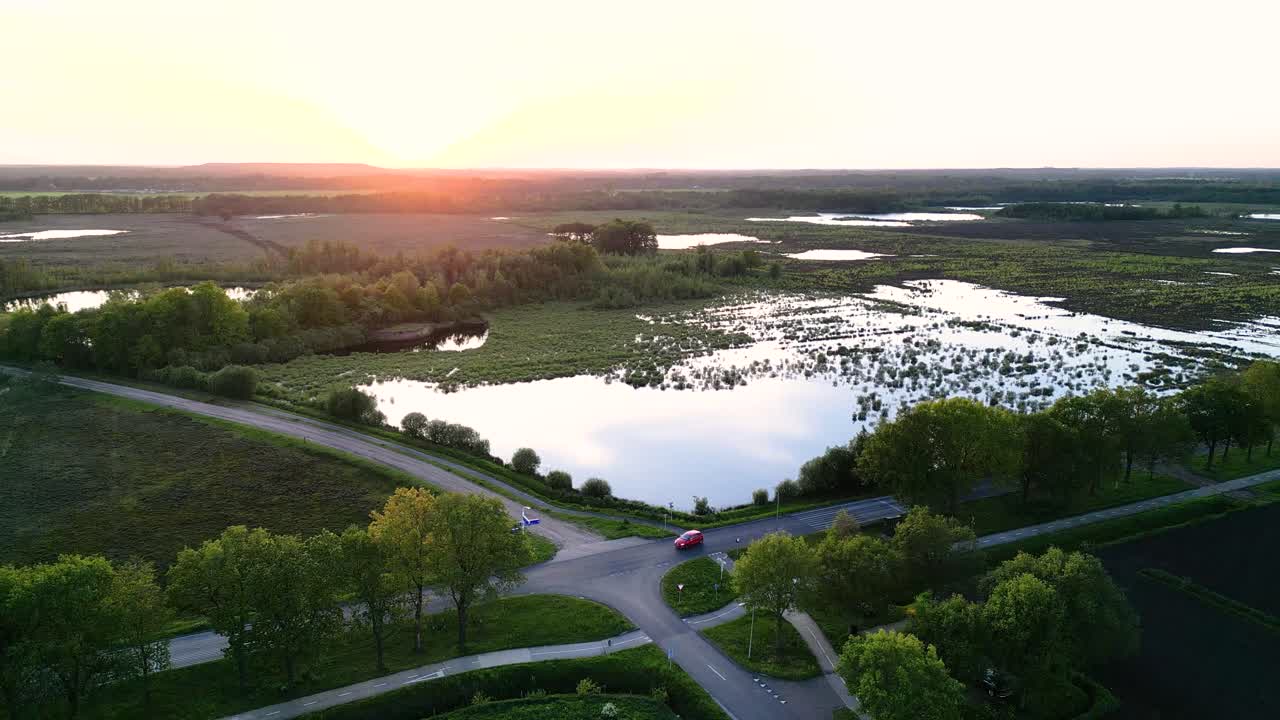 해가 지고 있는 네덜란드 습지 의 공중 사진