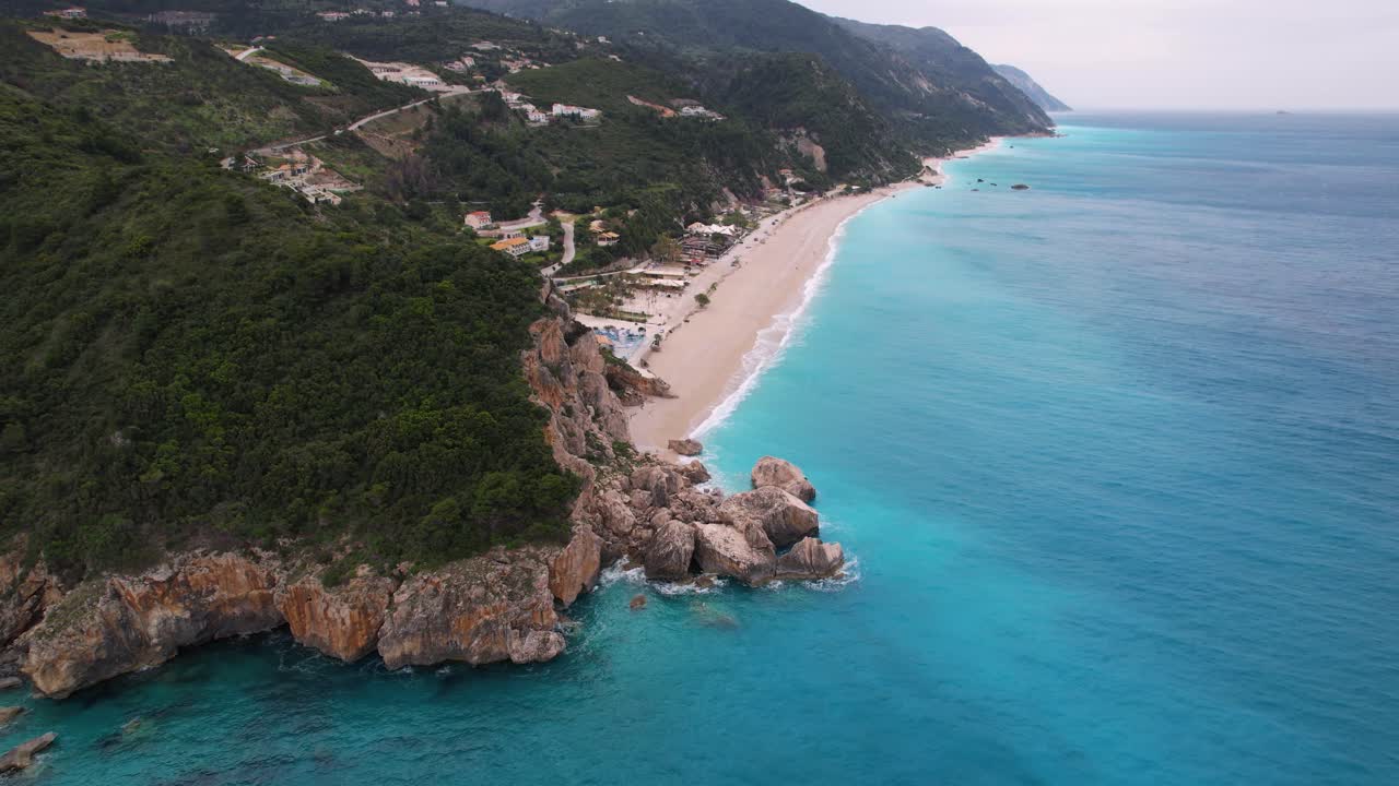 Spiaggia di Kathisma nell'isola di Lefkada, Grecia, paesaggio costiero del Mar Ionio, acque splendide e dintorni naturali.