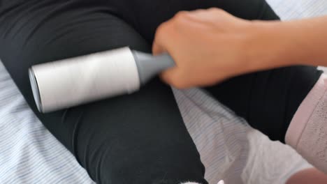 limpieza de la ropa con un rodillo de pelusa