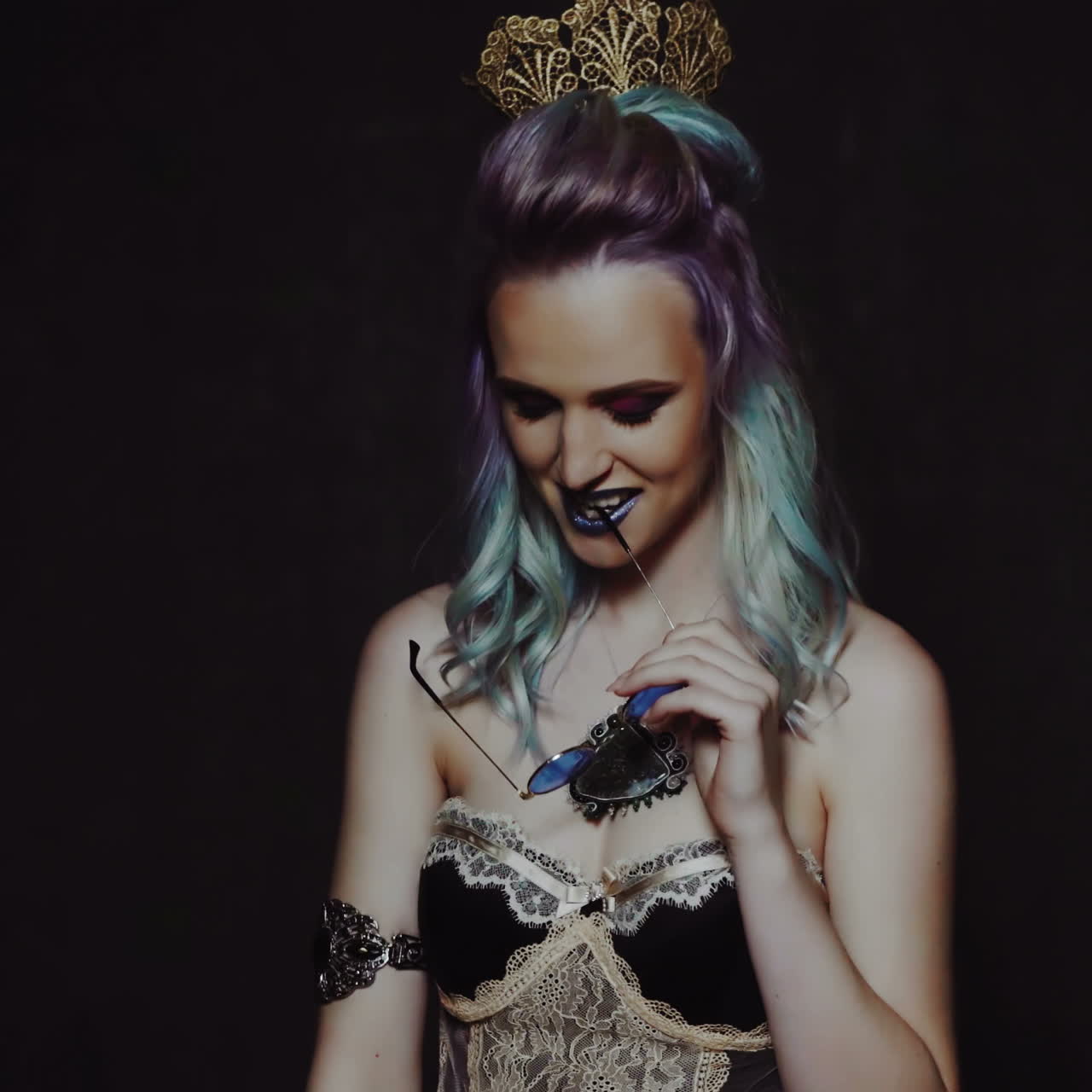 Ritratto di una bella ragazza con capelli colorati, colorazione professionale dei capelli. Video quadrato