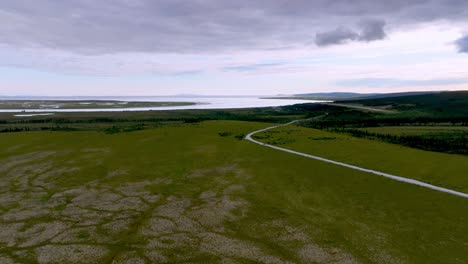 Lange-Straße,-Die-Nach-Koyuk-Alaska-Führt,-Mit-Koyuk-Bucht-Im-Hintergrund