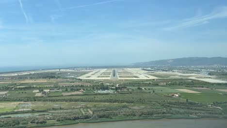 vista de cabina durante la aproximación al aeropuerto de barcelona en una mañana de primavera, luz del día