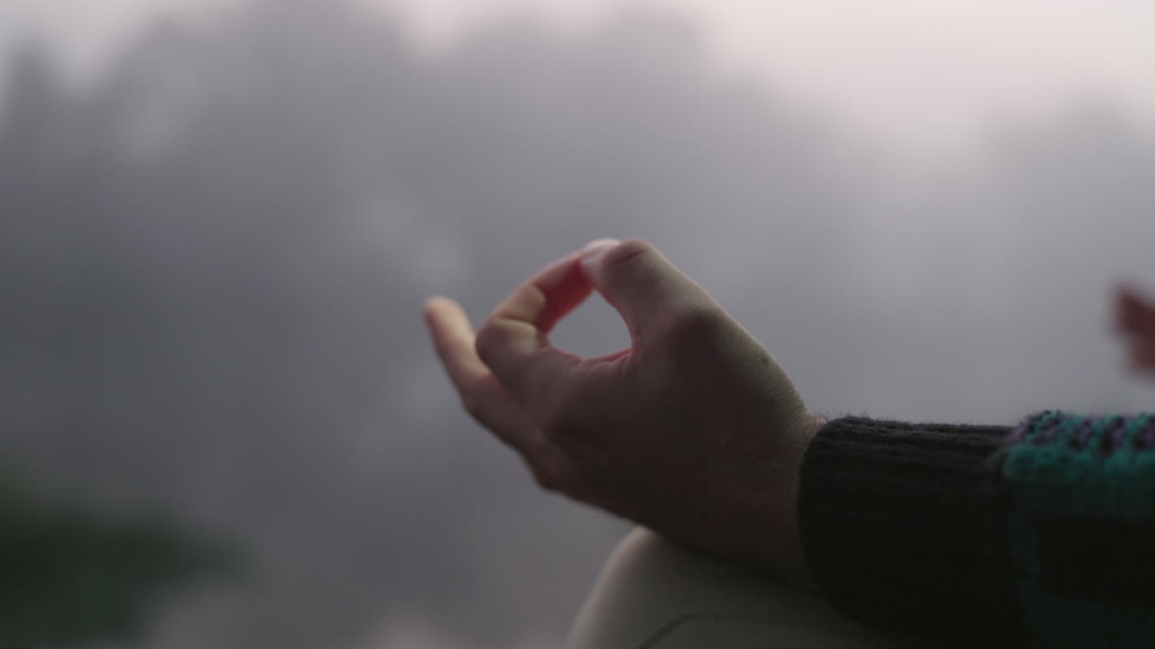 로터스, 손과 명상을 위한 자연 속의 사람