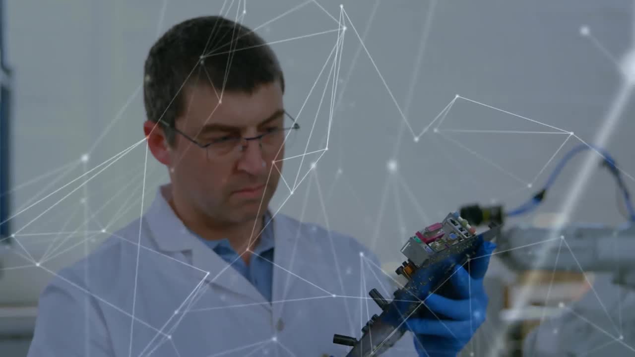 animación de la red de conexiones sobre el hombre caucásico reparando hardware de computadora