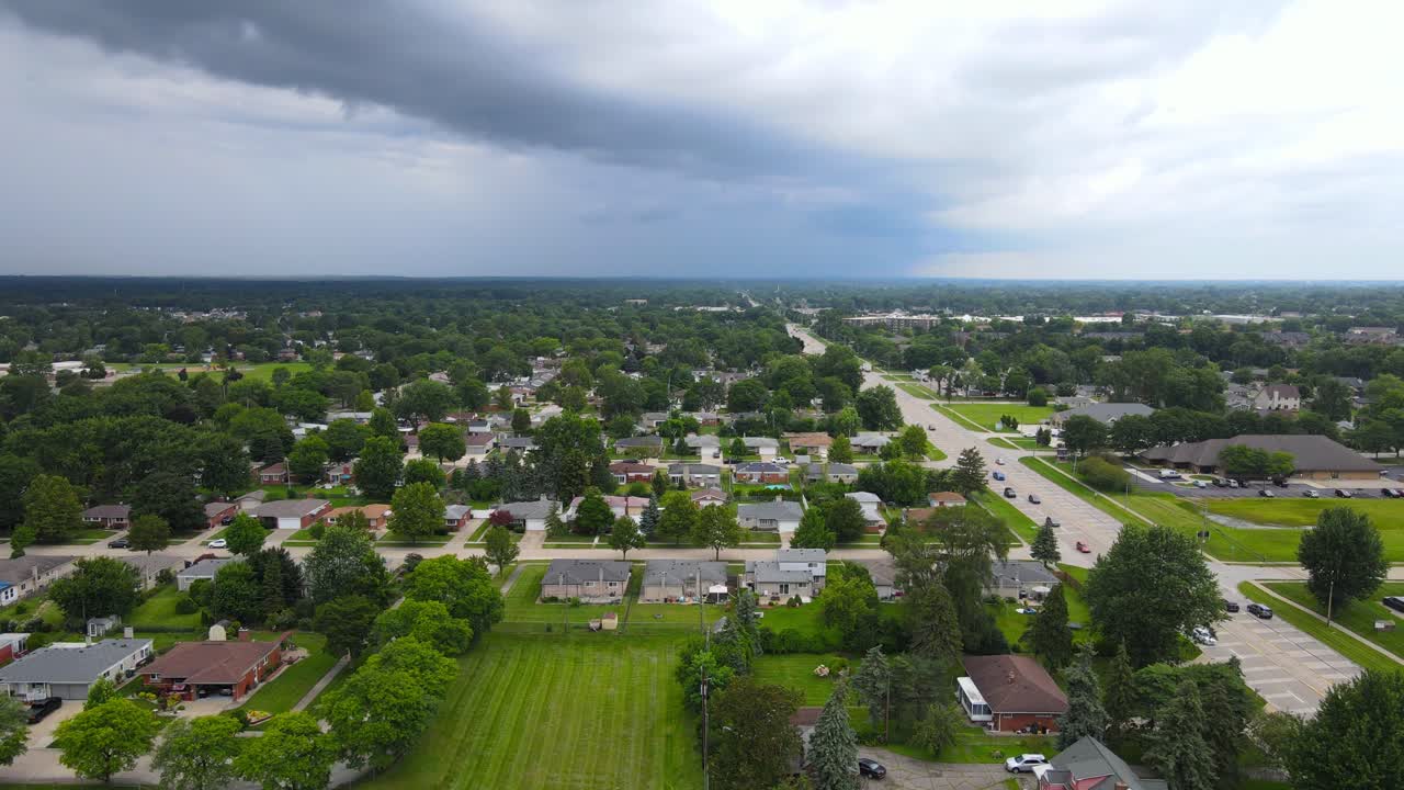 Vista aerea di una tempesta che si avvicina su Troy, Michigan, USA.