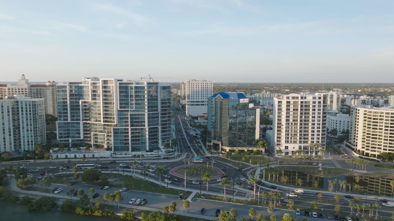 tomada aérea de un dron del centro de sarasota al atardecer