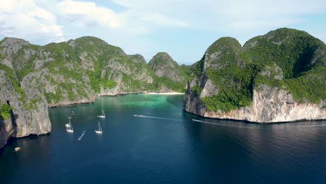 Maya-Bay-Wide-Shot,-Ko-Phi-Phi-Le-Island---Krabi-Province-Thailand