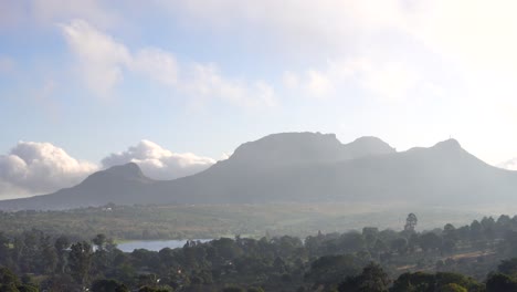 Ein-Wunderschöner-Sonnenaufgang-über-Einer-Stadt-In-Malawi-Mit-Den-Farbigen-Wolken,-Die-Sich-Am-Frühen-Morgen-über-Den-Himmel-Bewegen