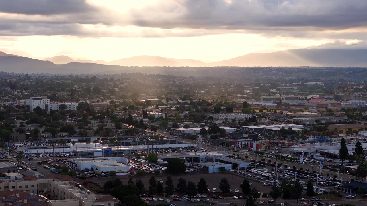 Panoramiczny widok na National City, Kalifornia, USA, z górą San Miguel w tle.