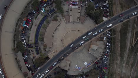 Vista-Aérea-De-Pájaro-Del-Paso-Elevado-De-Jinnah-Sobre-El-Parque-Rotativo-De-Alimentos-En-Karachi