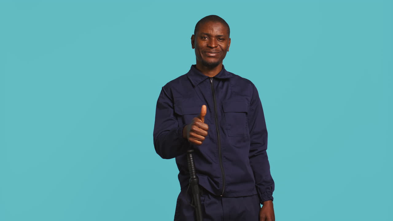 guardia de seguridad feliz haciendo pulgares hacia arriba señal gesticulando con el dedo