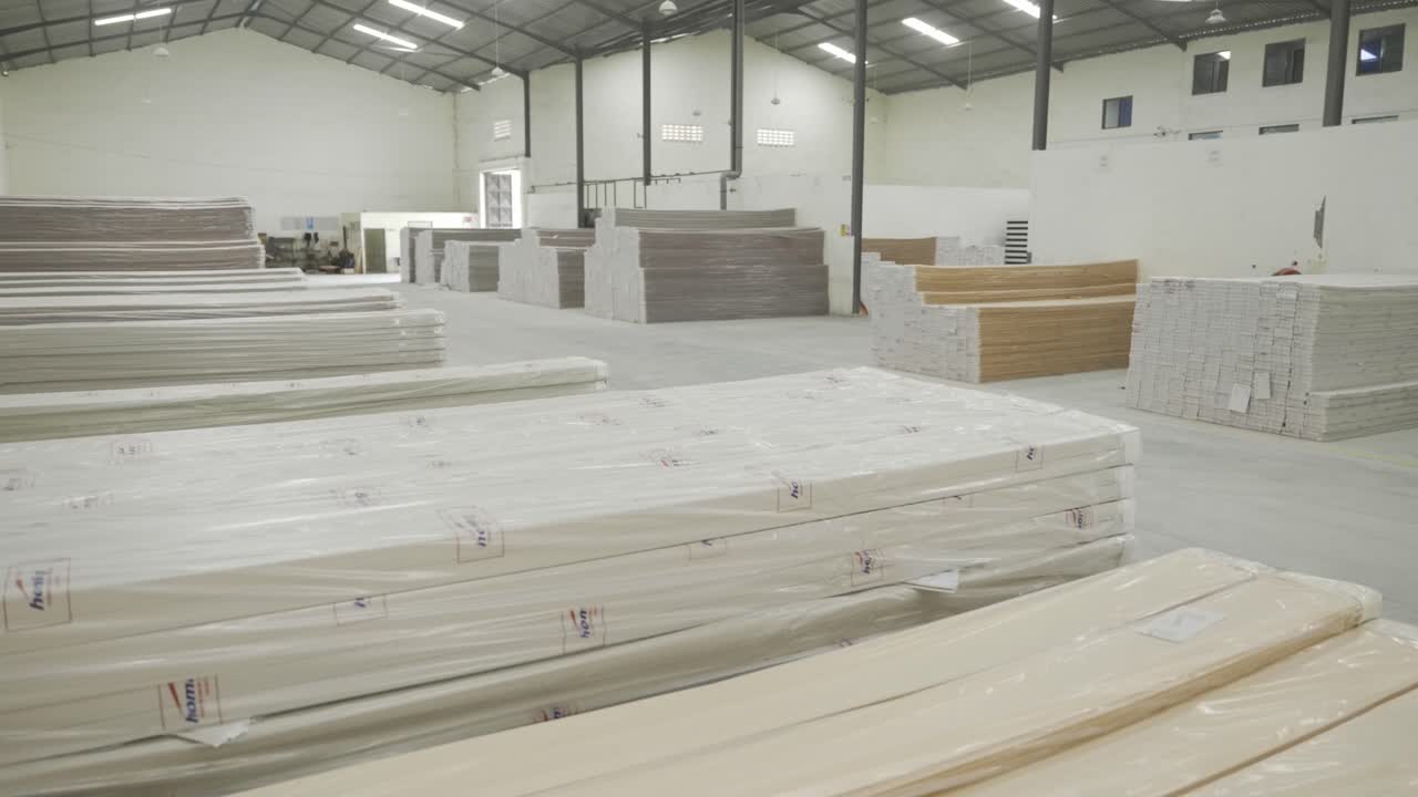 tiro deslizante dentro de un almacén donde se almacenan diferentes tipos de materiales