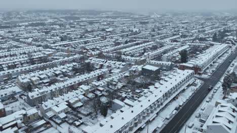 Vuelo-Cinematográfico-De-Drones-Sobre-Una-Zona-De-Viviendas-Americana-Nevada-Con-Casas-Y-Edificios-En-La-Nieve-Invernal