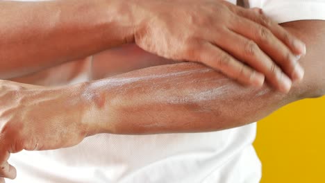 la aplicación de loción en el brazo