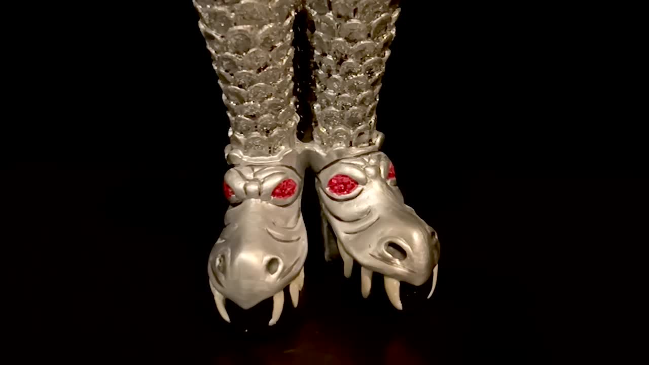 botas en miniatura modeladas según las usadas por gene simmons rock band kiss - pantalla giratoria