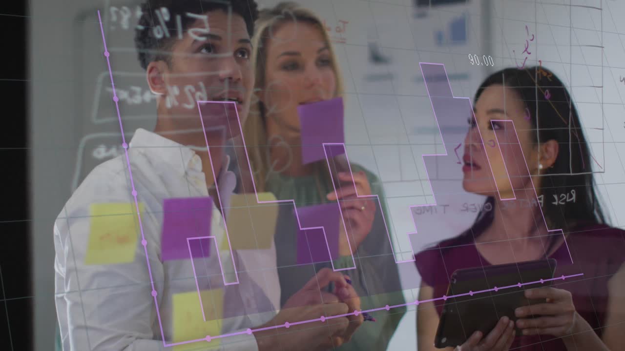 animación del procesamiento de datos financieros sobre diversas personas de negocios que trabajan en la oficina