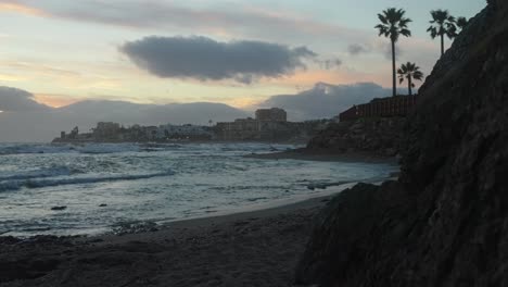 Calahonda-Beach-Mit-Stadt-Im-Hintergrund-Bei-Sonnenuntergang