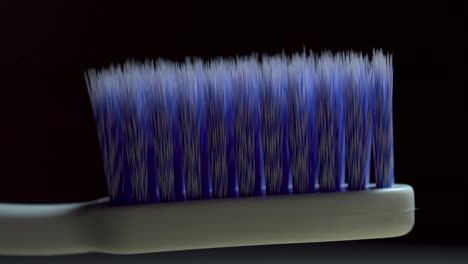 輕鬆地掃過藍色的新牙刷隔離宏