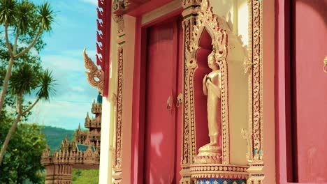 estatua de buda de oro en la entrada principal de un templo tradicional tailandés en tailandia