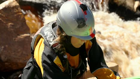 Frau-Bereitet-Sich-Darauf-Vor,-Mit-Dem-Kajakfahren-Im-Fluss-Zu-Beginnen-4k