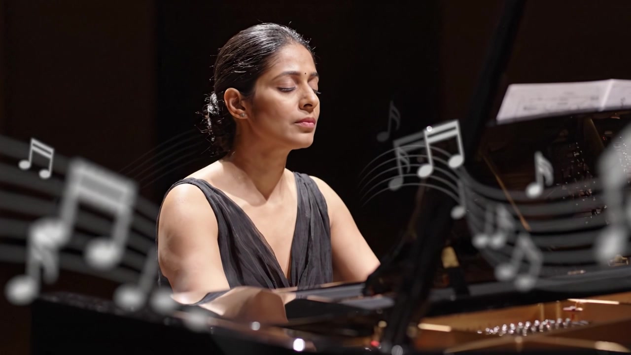 Accattivante Performance al Pianoforte: Un Musicista Talentoso Incanta con Profonda Emozione e Abilità in un'Affascinante Ambientazione di Concerto dal Vivo, Esprimendo l'Arte Attraverso Note Melodiche