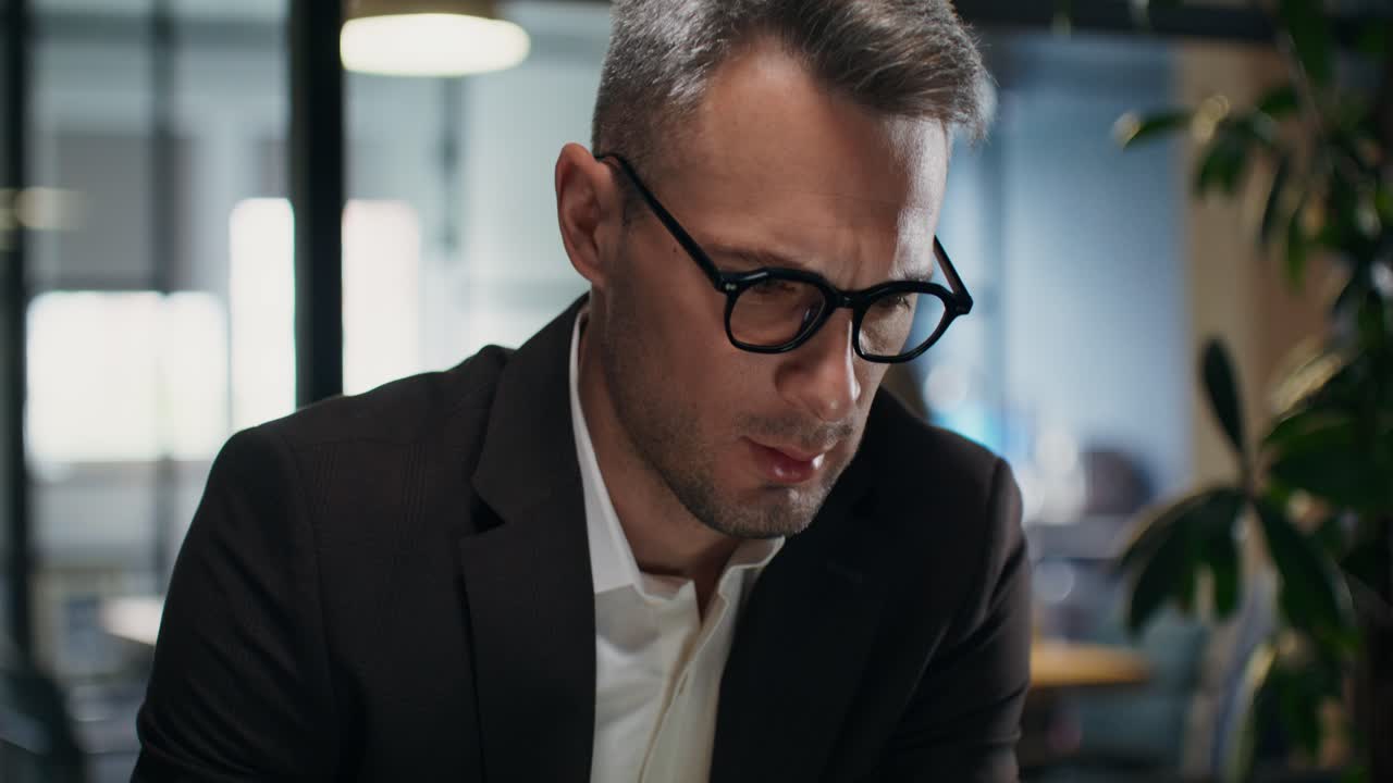 Uomo d'affari concentrato al lavoro