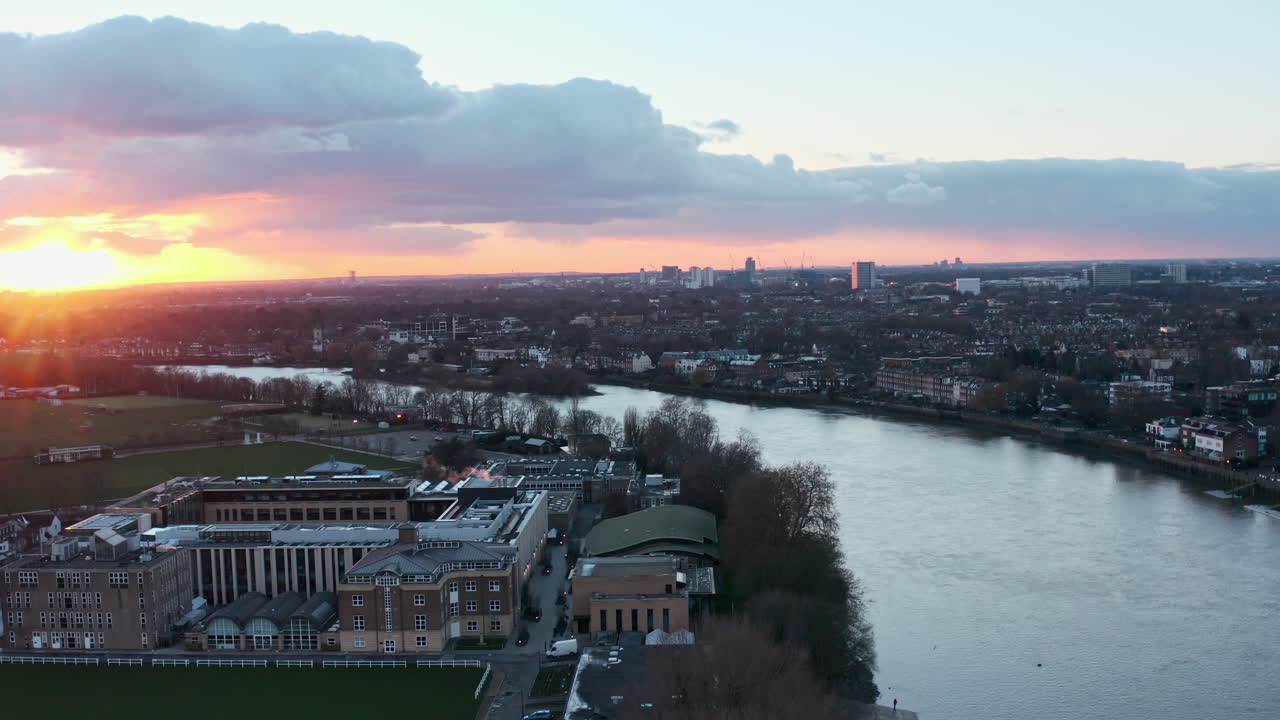 Ripresa drone al tramonto sulla scuola St Paul's a Barnes, fiume Tamigi, Londra