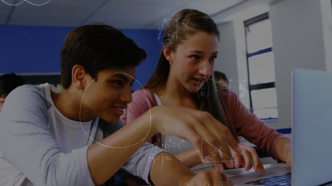 animación de ecuaciones matemáticas sobre niños de escuela usando computadora portátil en el aula