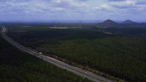 Toma-Aérea-De-La-Autopista-Bruce-Que-Se-Dirige-A-La-Costa-Del-Sol,-Rodeada-De-árboles-Verdes