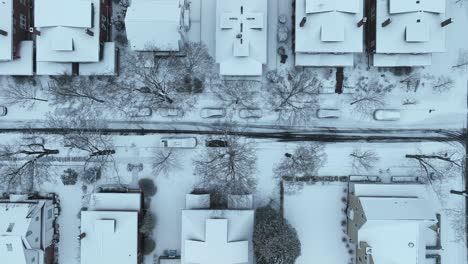 Vista-Panorámica-De-La-Nieve-En-Los-Tejados-De-Las-Casas.