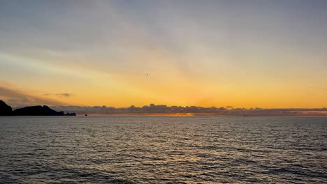 Goldener-Sonnenuntergang-über-Dem-Ruhigen-Meerwasser-Bei-Den-Vestmannaeyjar-Inseln,-Island