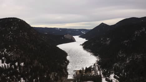 Erleben-Sie-Die-Schönheit-Des-Winterwunderlandes-Am-Paul-Lake:-Ein-Spektakulärer-Rückzugsort-In-Der-Natur,-Perfekt-Zum-Entspannen-Und-Genießen-Des-Inneren-Friedens-In-Kamloops,-British-Columbia