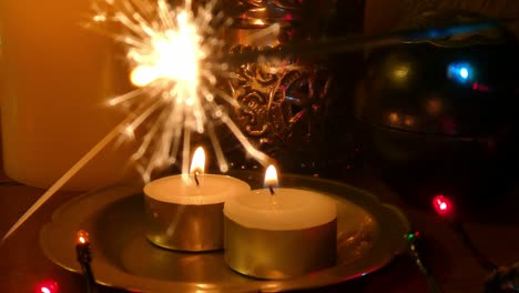 una bengala y velas en navidad