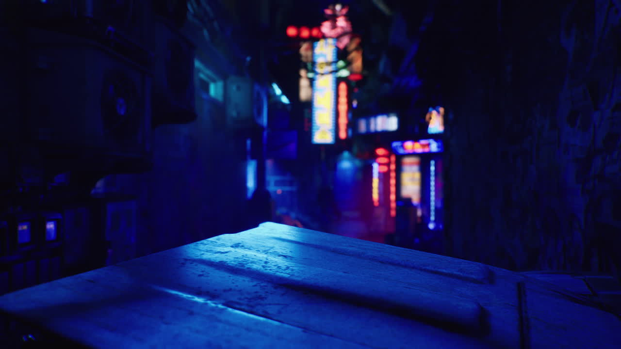 배경에 네온 불빛이 있는 어두운 골목길