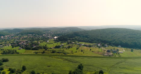 Luftaufnahme-Der-Landschaft-Und-Der-Kleinen-Stadt-Gegen-Berge-3