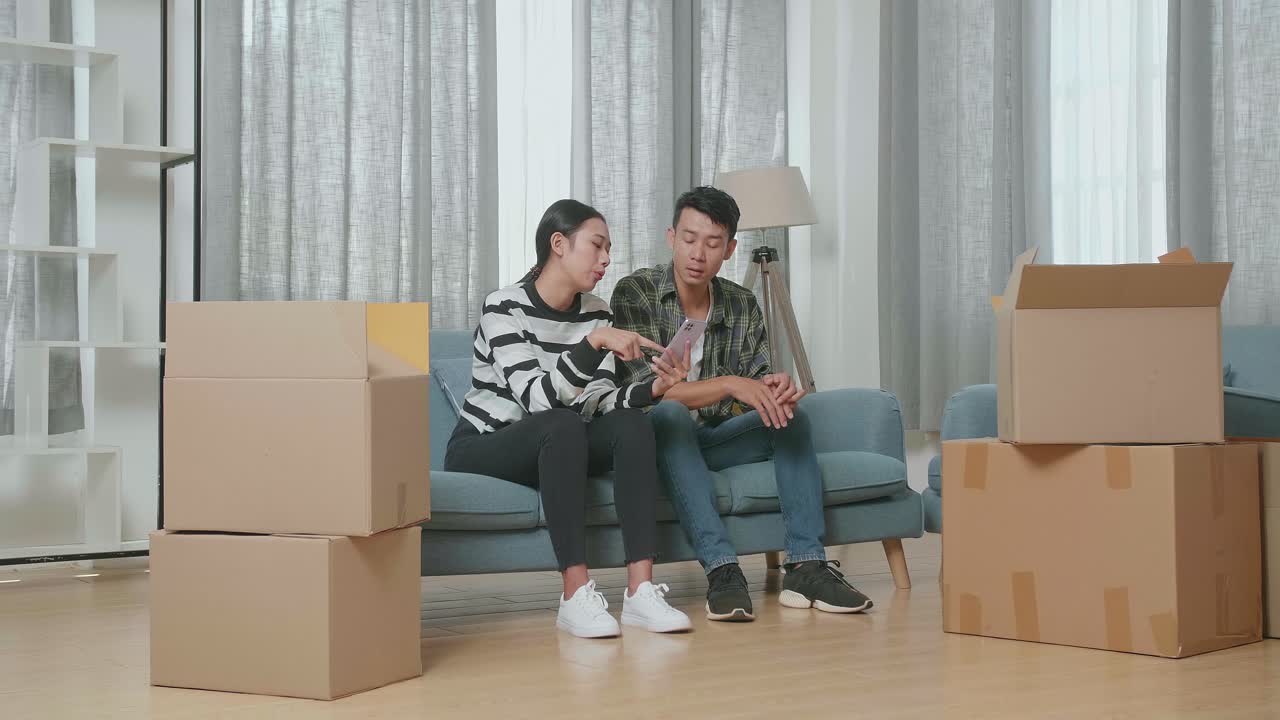 커플이 새로운 집으로 이사합니다.