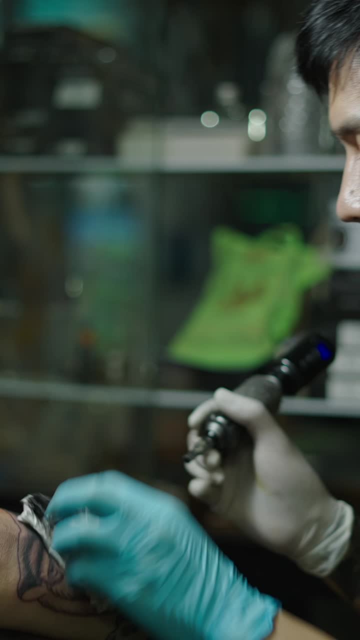 L'artista del tatuaggio al lavoro