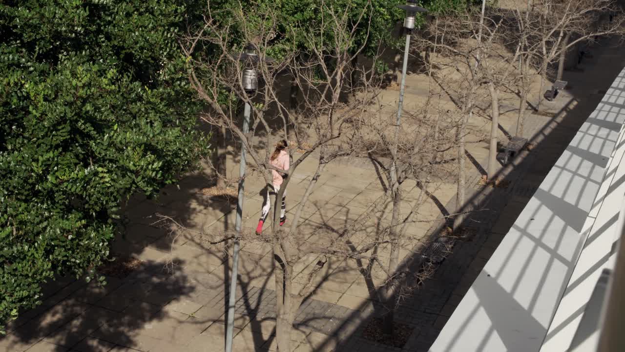 mujer caucásica deportiva haciendo ejercicio al aire libre
