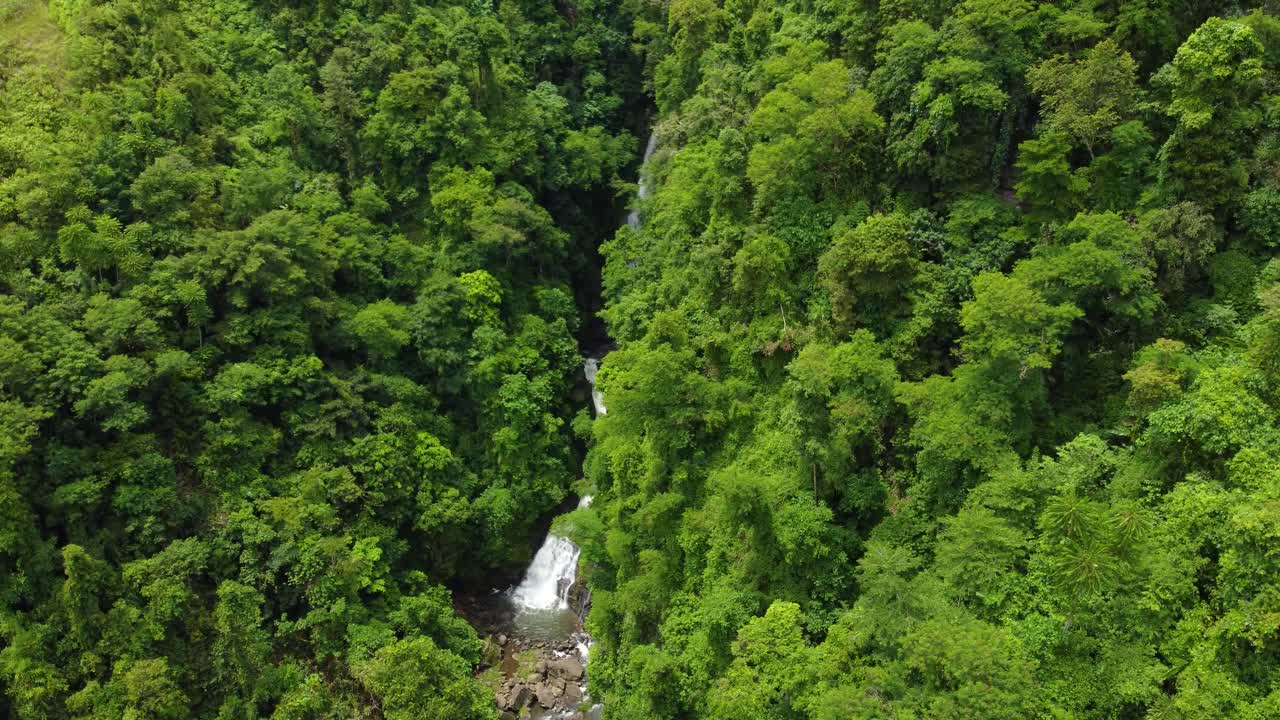 toma de órbita aérea de una catarata en un país tropical