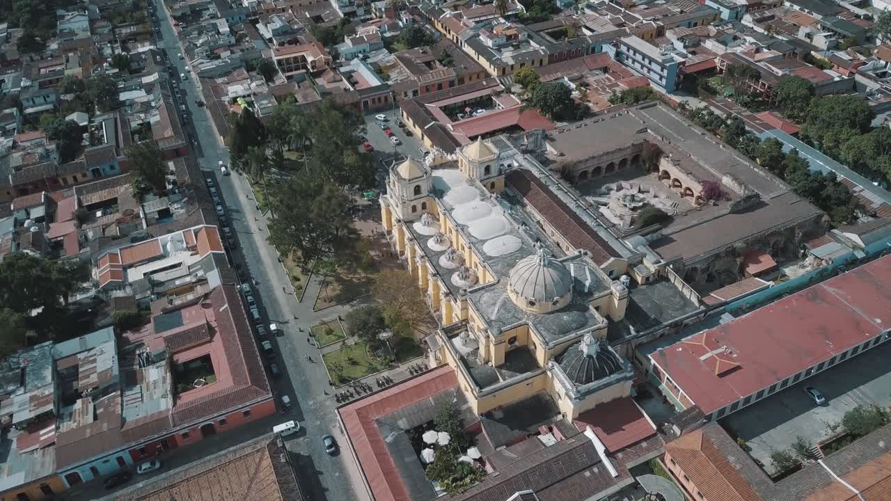 vista aérea de drones de antigua guatemala ciudad colonial colorida con hermosa iglesia histórica la merced