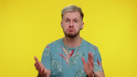 Stylish-tourist-man-in-t-shirt-showing-thumbs-up-and-nodding-in-approval,-successful-good-work