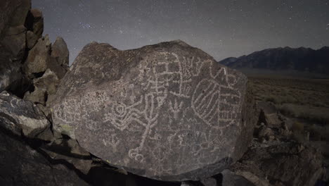 Dolly-Shot-Time-Lapse-En-La-Noche-De-Un-Sitio-De-Petroglifos-De-Paiute-Del-Valle-Sagrado-De-Owens-En-Las-Sierras-Del-Este-De-California-3