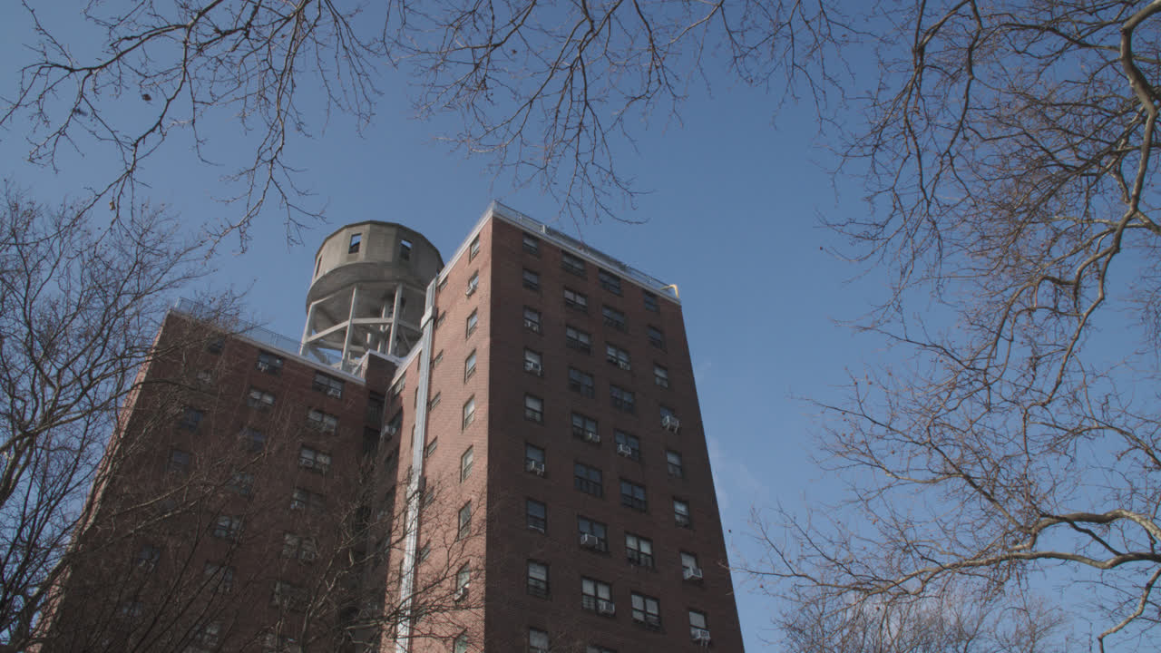 Ripresa a mano di un progetto di edilizia popolare di Brooklyn