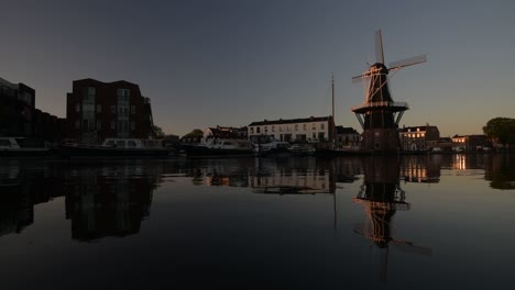 moulin de vent de adriaan le long de la rivière spaarne dans le centre-ville de haarlem à l'aube en été