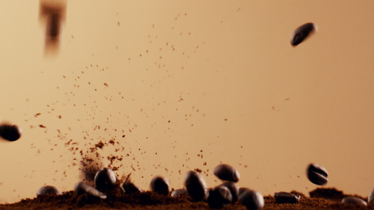 커피 콩이 떨어집니다.