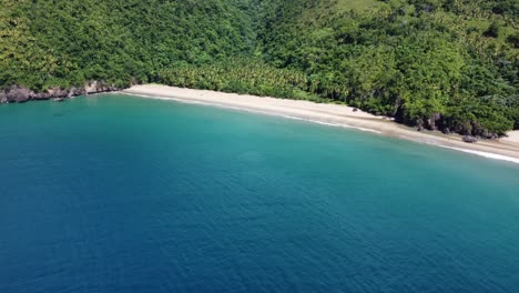 Vista-Aérea-De-La-Remota-Playa-De-El-Valle-En-La-Densamente-Cubierta-De-Maleza-De-La-Península-De-Samaná-En-La-República-Dominicana