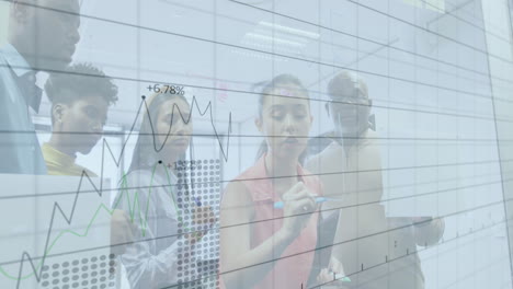 animación del procesamiento de datos financieros sobre diversas personas de negocios en la oficina