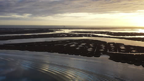 Una-Toma-Aérea-De-Una-Bahía-Cerca-De-Freeport,-Ny-Durante-La-Puesta-De-Sol