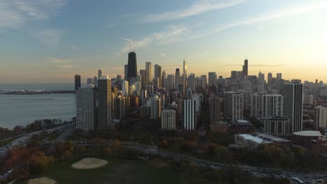 el famoso parque lincoln de chicago en otoño - vista aérea