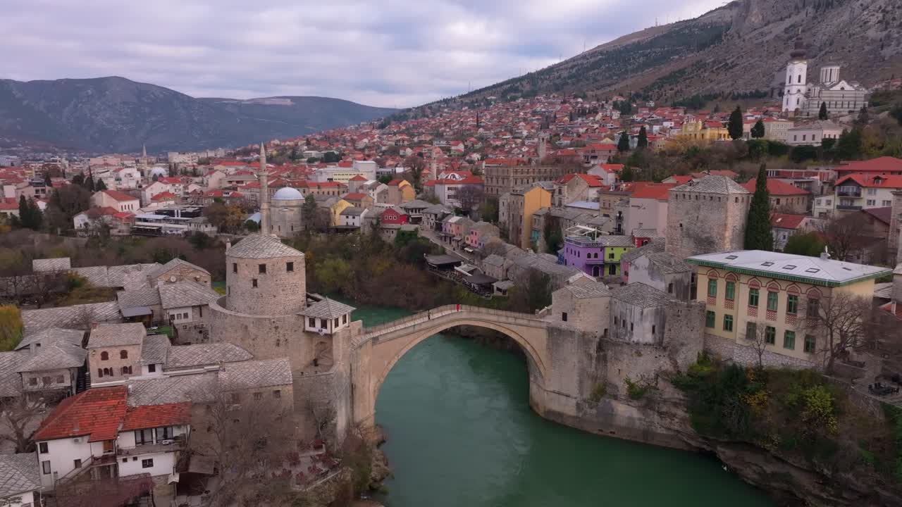 Vislumbre aéreo da cidade antiga de Mostar junto ao rio, Bósnia